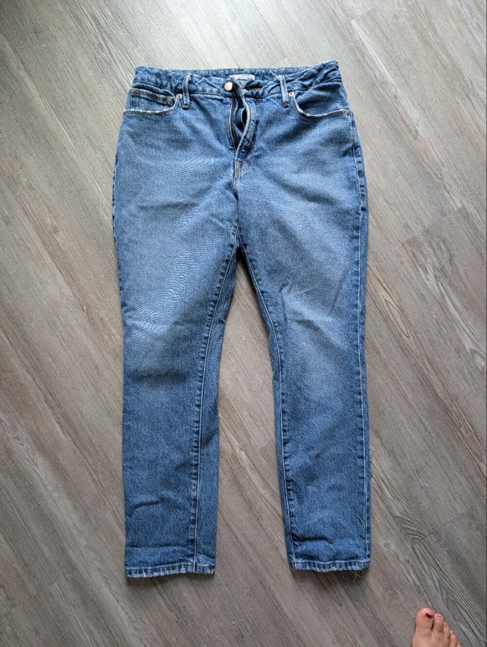 Good American Mid-Rise Jeans in Medium Blue Wash, 27